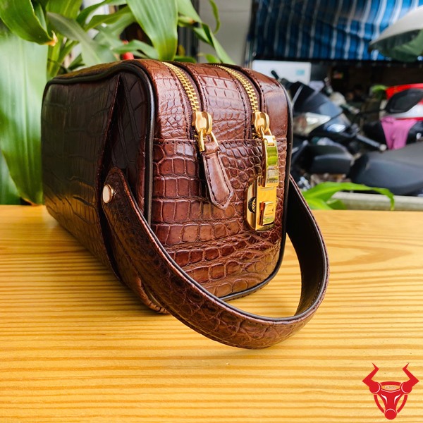 Clutch CGA8 Cao Cấp – Tôn Vinh Phong Cách Phái Mạnh Clutch CGA8 màu nâu, vân da cá sấu sang trọng và tinh tế.