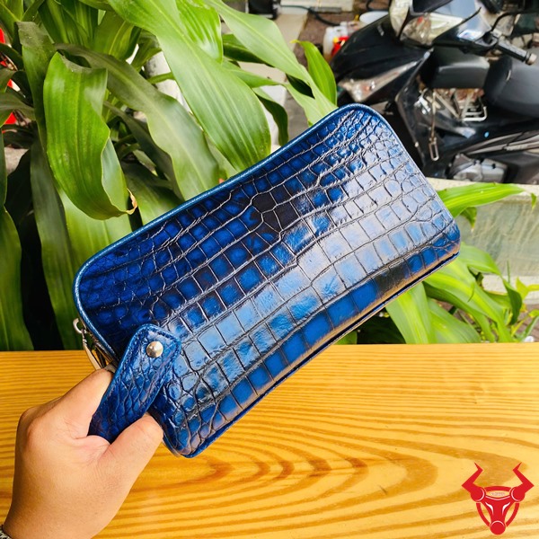Túi da cá sấu cao cấp – Màu xanh lạ độc quyền, form hộp thời thượng Clutch hộp da cá sấu xanh patina với tay cầm tiện dụng, sang trọng