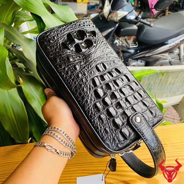 Clutch CGA4 – Da gù cá sấu đen bóng, thiết kế nổi bật Clutch cá sấu gù đen CGA4, biểu tượng sang trọng cổ điển