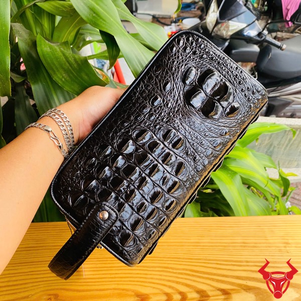 CGA4 – Túi clutch xách tay đen, phong cách thời trang quý ông Túi xách tay CGA4 da cá sấu lưng gù, màu đen bóng mượt