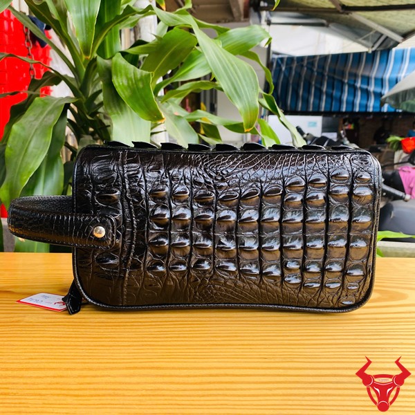 Phụ kiện da cá sấu gù CGA4 – Đẳng cấp doanh nhân hiện đại Clutch da cá sấu gù đen, điểm nhấn lưng gù nổi bật và hiếm có
