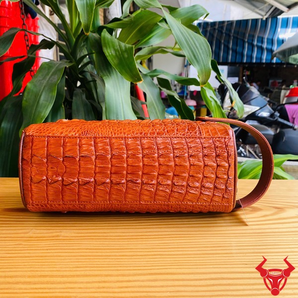 Clutch nam da lưng gù nâu đỏ CGA4 – Thiết kế đầy khí chất Túi clutch cá sấu gù nâu đỏ CGA4, tinh xảo và đầy cá tính
