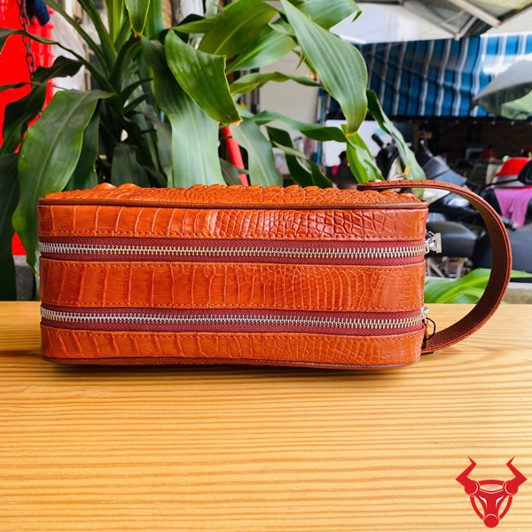 CGA4 – Clutch da cá sấu gù nâu đỏ dành cho doanh nhân thành đạt Clutch nam CGA4 da gù nâu đỏ, đậm nét cổ điển hiện đại