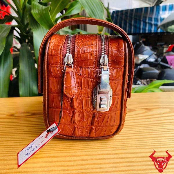 Túi xách tay da gù cá sấu CGA4 – Tôn vinh phong cách thời thượng Clutch hộp cao cấp CGA4 da lưng gù nâu đỏ, nổi bật từng chi tiết