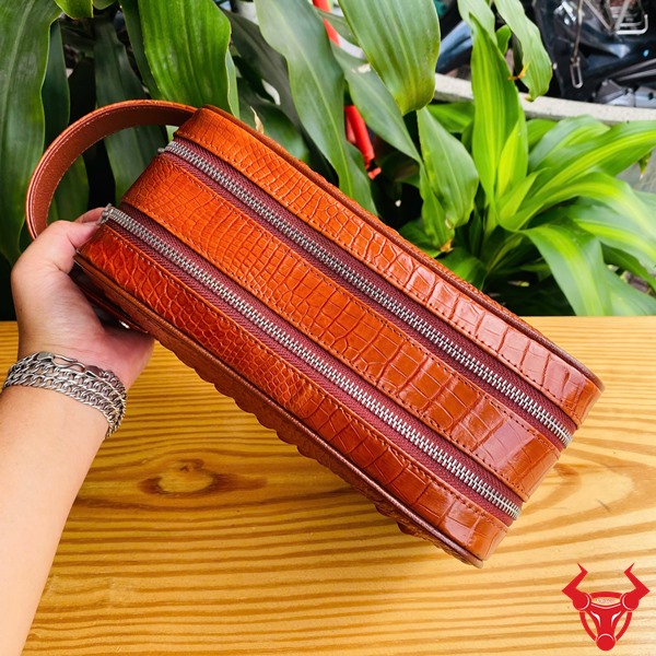 Clutch CGA4 màu nâu đỏ – Vẻ đẹp đến từ chi tiết hoàn hảo Túi clutch da gù cá sấu màu nâu đỏ sang trọng, lịch lãm