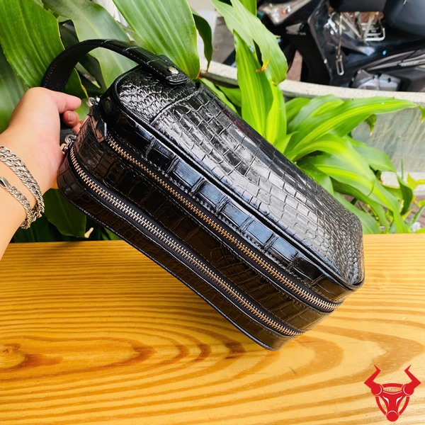 Clutch Da Cá Sấu CGA8 Màu Đen – Tinh Tế Mỗi Đường Vân Clutch da cá sấu đen cao cấp dành cho nam giới.