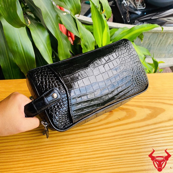 Túi Clutch Da Cá Sấu Nam CGA8 – Thời Trang Hiện Đại Clutch CGA8 da cá sấu đen kiểu dáng sang trọng.