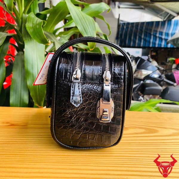 Clutch Nam CGA8 Da Cá Sấu – Khẳng Định Phong Cách Doanh Nhân Clutch handmade da cá sấu CGA8, màu đen lịch lãm.