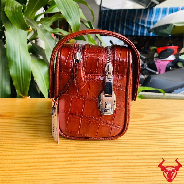 Túi Xách Da Cá Sấu CGA8 – Mạnh Mẽ & Lịch Lãm Clutch da cá sấu CGA8 dành cho doanh nhân, màu đỏ.