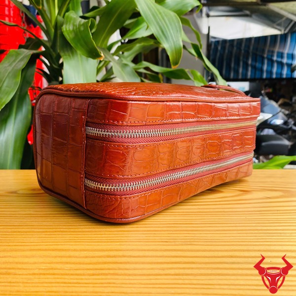 Clutch Xách Tay Da Bụng Cá Sấu – Màu Đỏ Quyền Lực Túi clutch xách tay màu đỏ vân cá sấu mạnh mẽ.