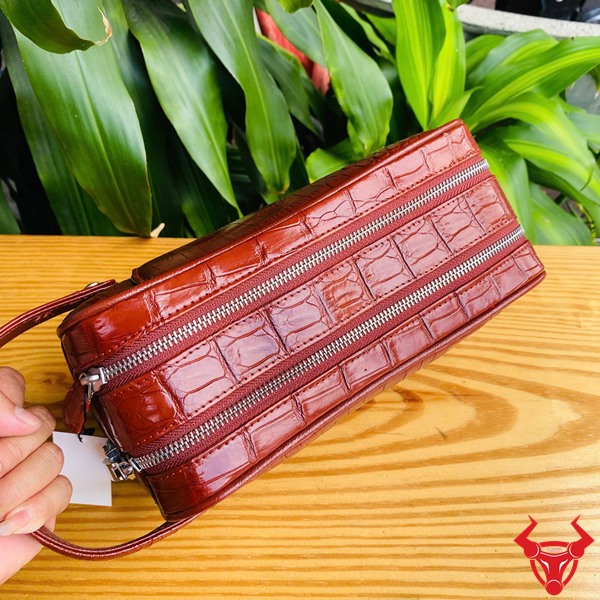 Thiết Kế Hộp Da Cá Sấu CGA8 – Phong Cách Doanh Nhân Clutch xách tay CGA8 vân da cá sấu tự nhiên màu đỏ.