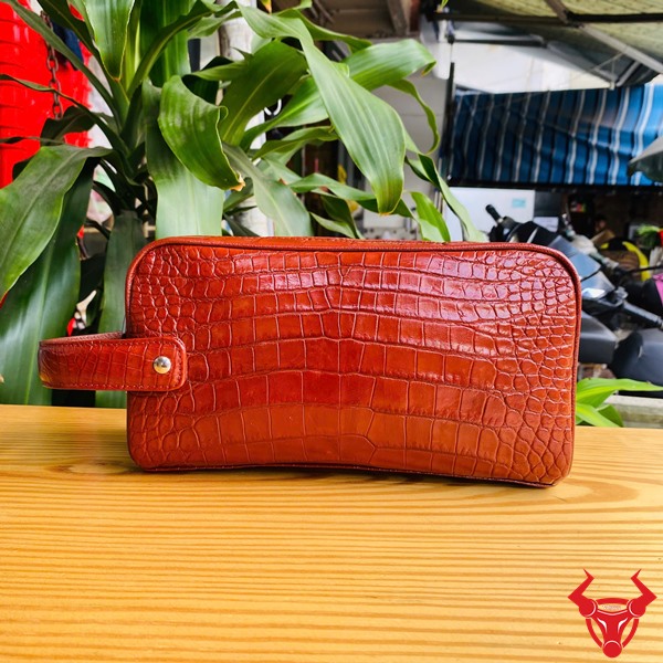 Túi Clutch Da Cá Sấu CGA8 – Đẳng Cấp & Thời Trang Túi xách tay da cá sấu màu đỏ CGA8 sang trọng và thời trang.