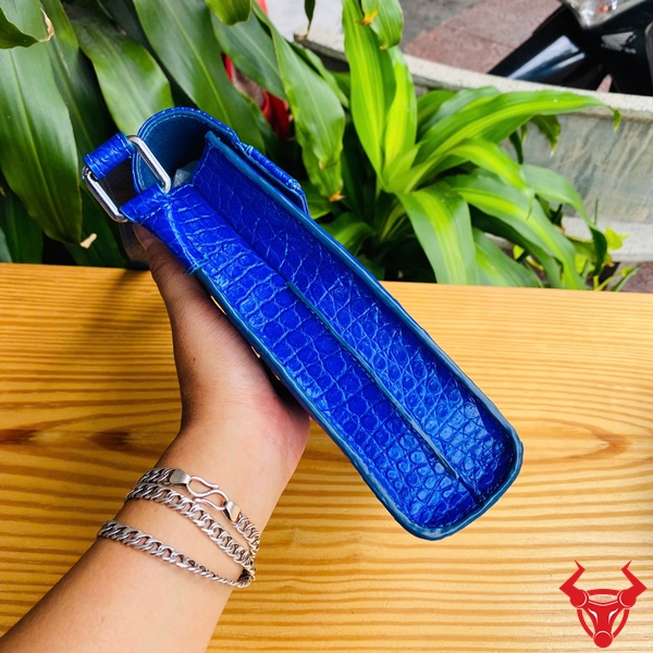 Túi Xanh Dương Đậm Màu Sắc Cá Nhân Túi xanh dương, da cá sấu, cá tính, đường may tinh tế.