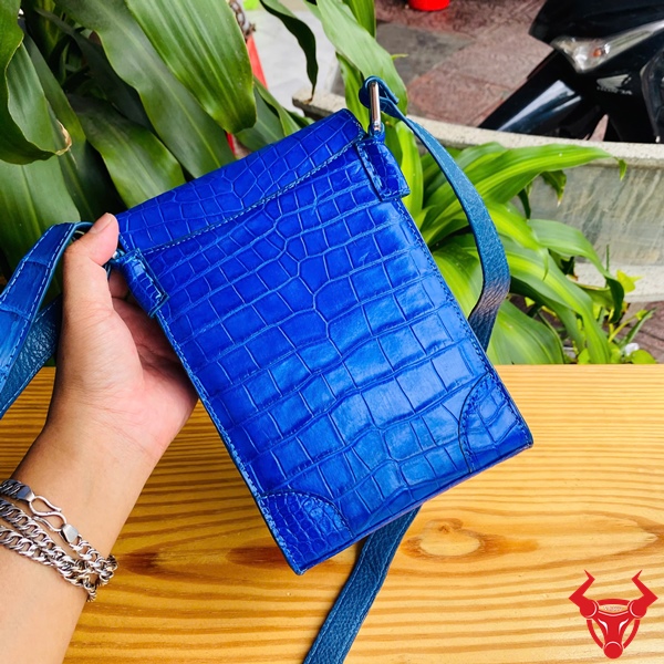 Túi Xanh Dương Đậm Màu Sắc Cá Nhân Túi xanh dương, da cá sấu, màu sắc cá nhân, thủ công.