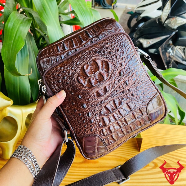 Túi Da Cá Sấu Đeo Chéo Nam – Thiết Kế Thời Thượng, Màu Trầm Nổi Bật Túi nam da cá sấu nâu chocolate phong cách lịch lãm và hiện đại.