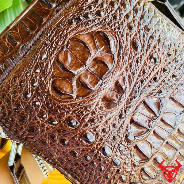 Thời Trang Nam Cá Tính – Túi Đeo Da Cá Sấu Mẫu Mới TVA4 Túi đeo da cá sấu TVA4 màu nâu chocolate dành cho phái mạnh.