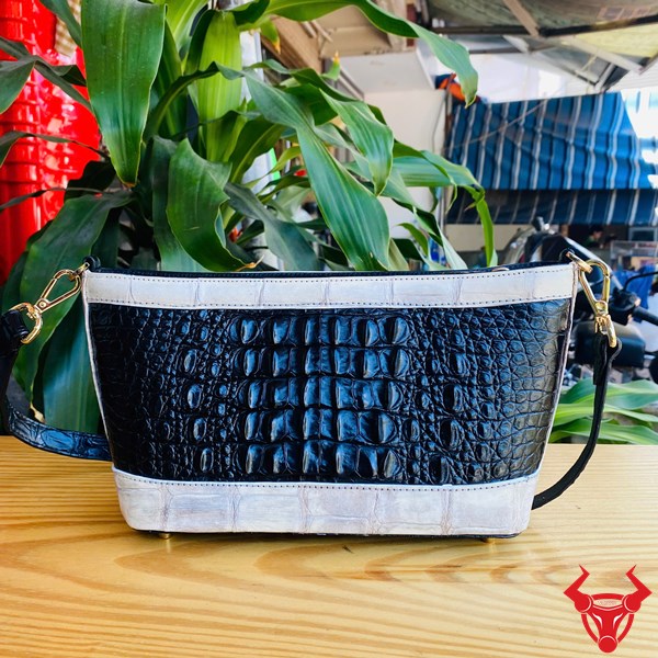 Nổi bật mọi lúc với túi đeo chéo cá sấu HM-17 cực chất Túi HM-17 phong cách mạnh mẽ, cá tính với da cá sấu nguyên gù.