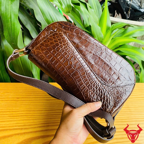 Thời Trang Đẳng Cấp Với Túi Đeo Hông HM-20 Túi nữ HM-20 da cá sấu thật – cao cấp và cá tính.