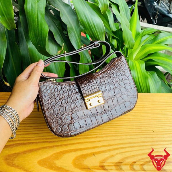 Túi HM-19 – Điểm Nhấn Cá Tính Cho Outfit Mỗi Ngày Túi nữ HM-19 bằng da cá sấu thật, tông nâu, kiểu sang chảnh.