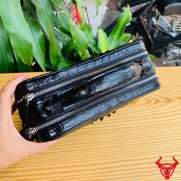 Túi xách nam da cá sấu thật, kiểu dáng sang trọng dùng đi golf.
