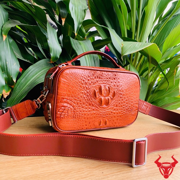 Túi Golf Nam Da Cá Sấu Thật – Tinh Hoa Thủ Công Việt Túi golf da cá sấu gù nâu đỏ – chuẩn mực mới của thời trang xa xỉ.