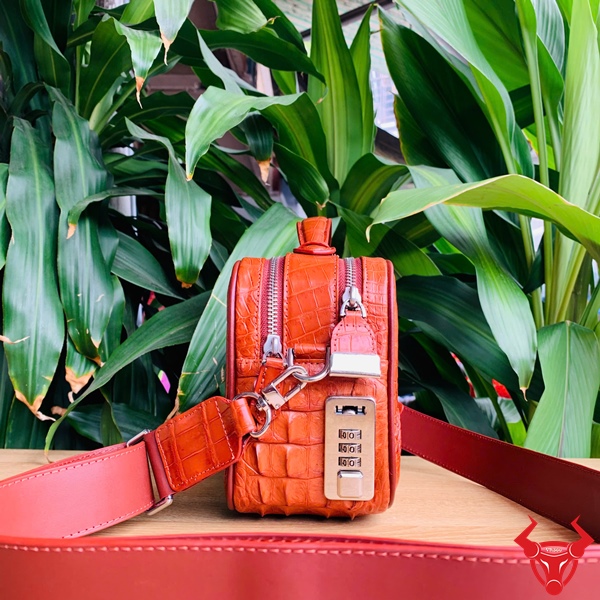 Clutch Golf Da Cá Sấu Gù Nâu Đỏ – Thời Trang Sang Trọng Túi golf da cá sấu nâu đỏ – lựa chọn của quý ông hiện đại.