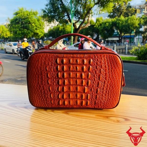Túi xách golf da cá sấu cao cấp dành cho quý ông thành đạt.