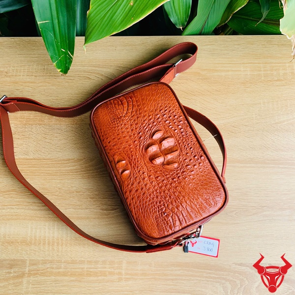 Túi Golf Xách Tay Da Cá Sấu – Biểu Tượng Của Thành Công Túi golf da cá sấu gù nâu đỏ – phong cách của người dẫn đầu.