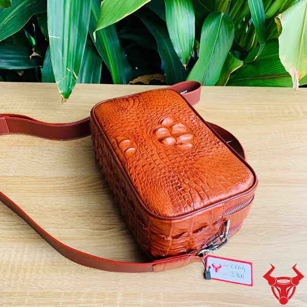 Túi Da Cá Sấu Gù Màu Nâu Đỏ – Lựa Chọn Của Giới Thượng Lưu Túi golf da cá sấu gù – phụ kiện thể hiện gu tinh tế và thành công.