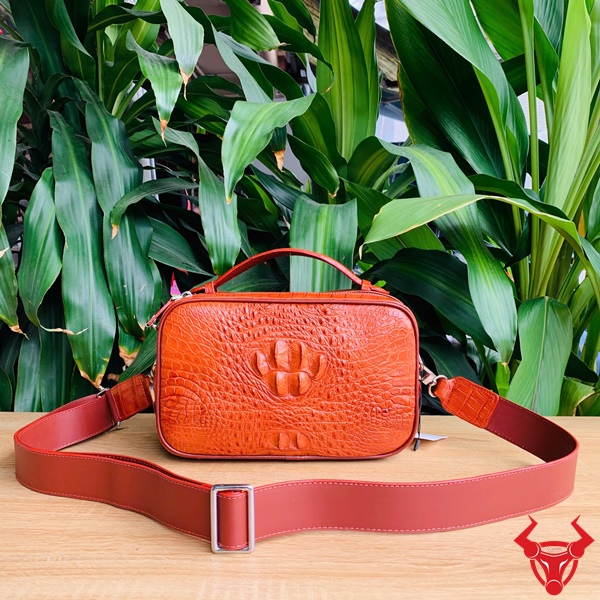 Túi Golf Da Cá Sấu Gù Màu Nâu Đỏ – Phong Cách Đẳng Cấp Quý Ông Túi golf xách tay da cá sấu gù màu nâu đỏ – biểu tượng của sự đẳng cấp và thành công.