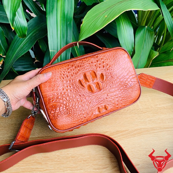 Túi Xách Da Cá Sấu Gù – Kiệt Tác Của Nghệ Thuật Thủ Công Túi golf xách tay da cá sấu – kiệt tác của sự tinh tế.