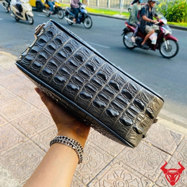 Cận cảnh chi tiết gù da cá sấu màu xám thật, sắc nét và nổi bật.