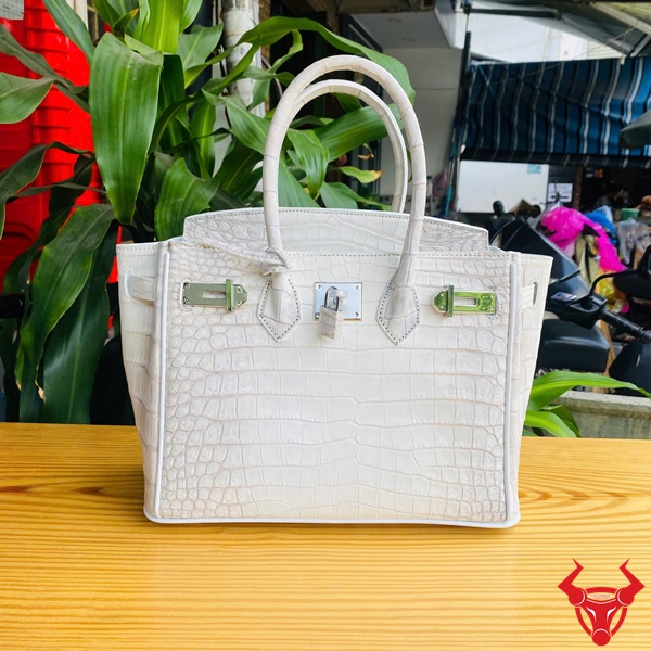 TCA8 – Biểu Tượng Thời Trang Cho Quý Cô Quyền Lực Túi TCA8 màu trắng quyền lực với thiết kế tối giản đầy ấn tượng.