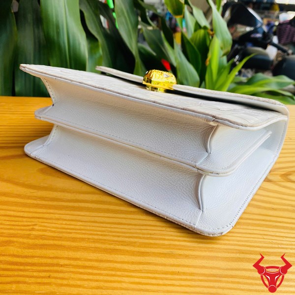 Túi cá sấu trắng kết hợp vàng – Định nghĩa đẳng cấp cá nhân Túi da cá sấu sang trọng với họa tiết rắn vàng đầy quyền lực.