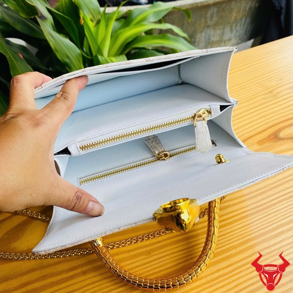 Sự lựa chọn hoàn hảo cho quý cô yêu sự độc đáo và tinh tế Túi cá sấu trắng đắt giá, chi tiết vàng độc bản cho người phụ nữ đặc biệt.
