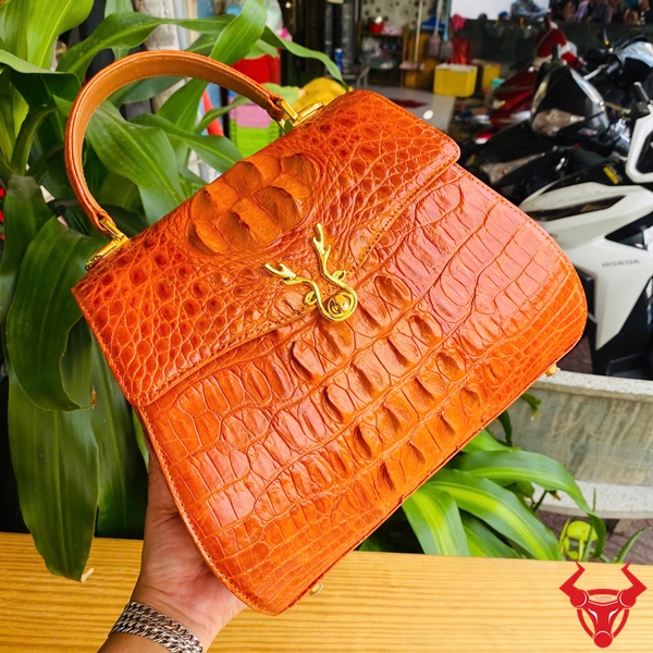 Thời trang cao cấp với túi xách nữ màu cam da cá sấu gù HM-1A4 Túi da cá sấu thật màu cam dành cho nữ, mẫu HM-1A4 quý phái.