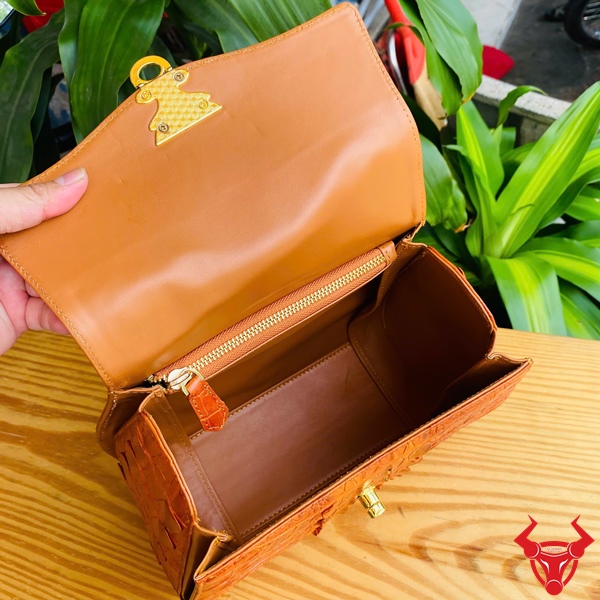 Mẫu túi xách nữ da cá sấu gù sang trọng, quý phái và thời thượng Túi xách da cá sấu gù nữ HM-1A4 gam màu cam sang trọng.