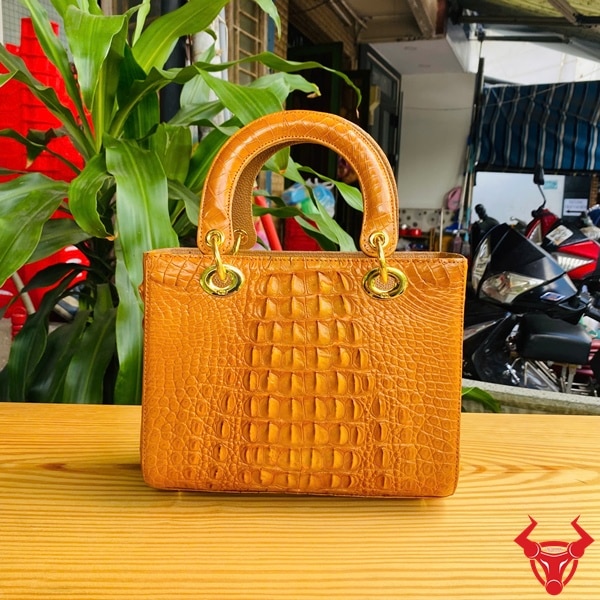 Túi xách da cá sấu gù màu vàng bò TDA4, đẳng cấp và tinh tế.