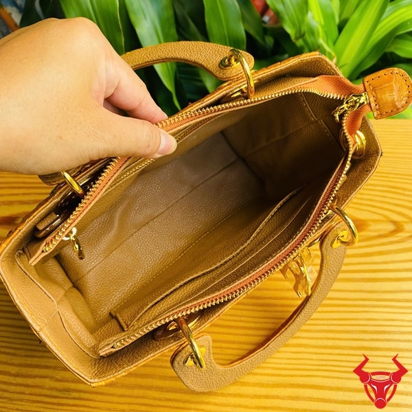 Túi xách da cá sấu gù TDA4 màu vàng bò, quý phái và sang trọng.