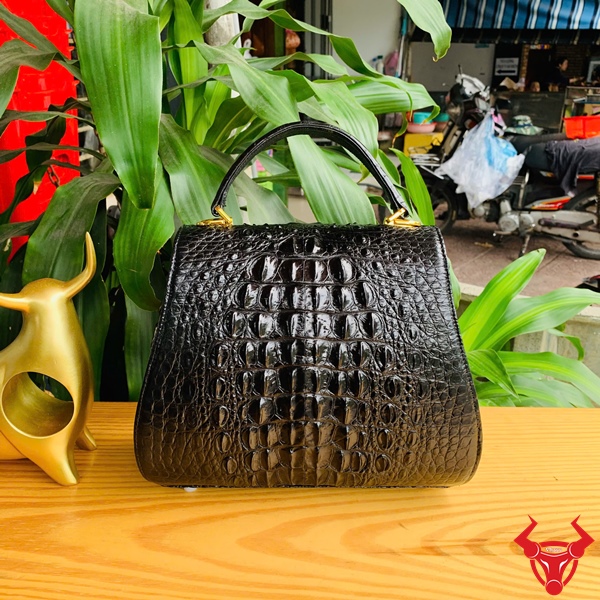 Túi Da Cá Sấu HM-1 - Thanh Lịch Cho Quý Cô Hiện Đại Túi da cá sấu HM-1 thanh lịch, trưng bày với phụ kiện khóa nai.