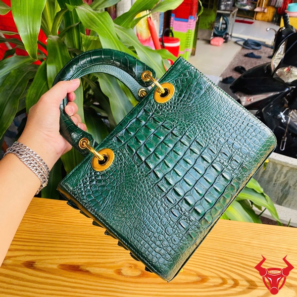 Túi Xách Nữ TDA4 - Biểu Tượng Phong Cách Sành Điệu Túi xách nữ TDA4, màu xanh lá, mang đến sự tự tin và phong cách thời trang độc đáo.