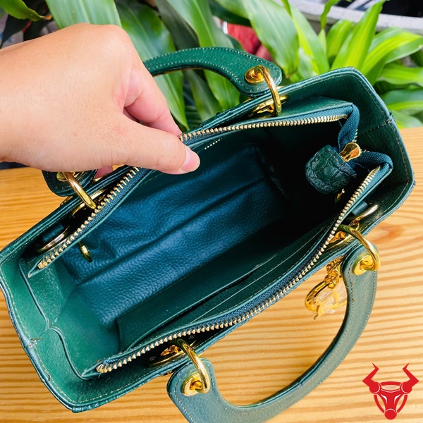 Túi Xách Nữ TDA4 - Tôn Vinh Phong Cách Sành Điệu Túi xách TDA4, màu xanh lá, lý tưởng cho những quý cô yêu thích sự nổi bật và thời thượng.
