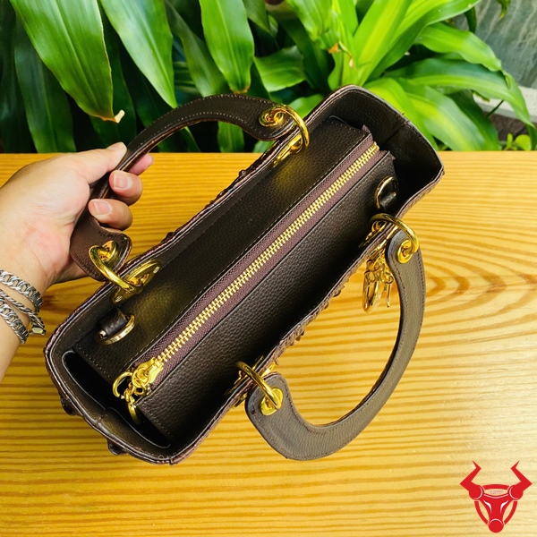 Túi Xách Nữ TDA4 - Biểu Tượng Thời Trang Quý Phái Túi xách TDA4, màu nâu, là biểu tượng của phong cách thời trang đẳng cấp.