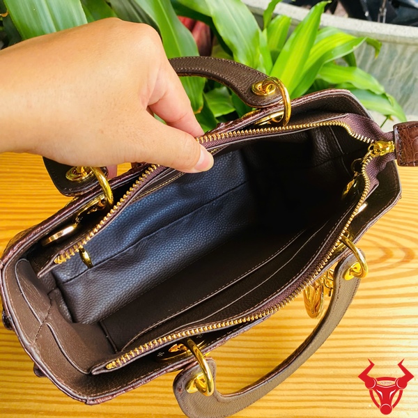 Túi Xách Nữ TDA4 - Lựa Chọn Hoàn Hảo Cho Phái Đẹp Túi xách TDA4, màu nâu, sự kết hợp hoàn hảo giữa chất liệu cao cấp và thiết kế tinh tế.