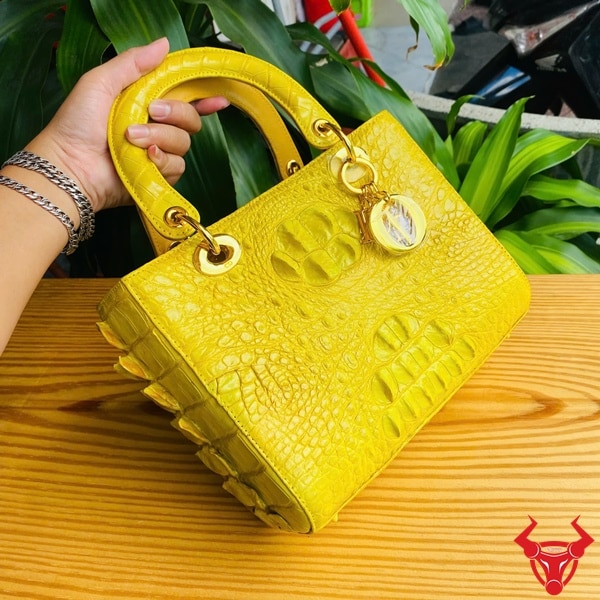 Túi xách nữ da cá sấu TDA4 màu vàng, phụ kiện sang trọng, nổi bật.