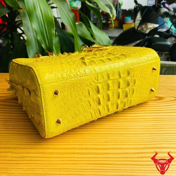 Túi xách nữ da cá sấu TDA4 màu vàng, thiết kế đẳng cấp và quý phái.