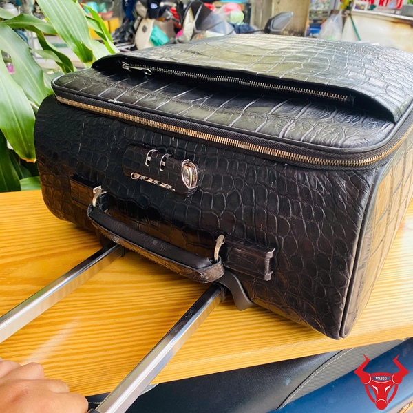 Vali Da Cá Sấu Đen Đẹp Cho Người Thành Đạt Vali doanh nhân da cá sấu màu đen với thiết kế nguyên khối độc đáo
