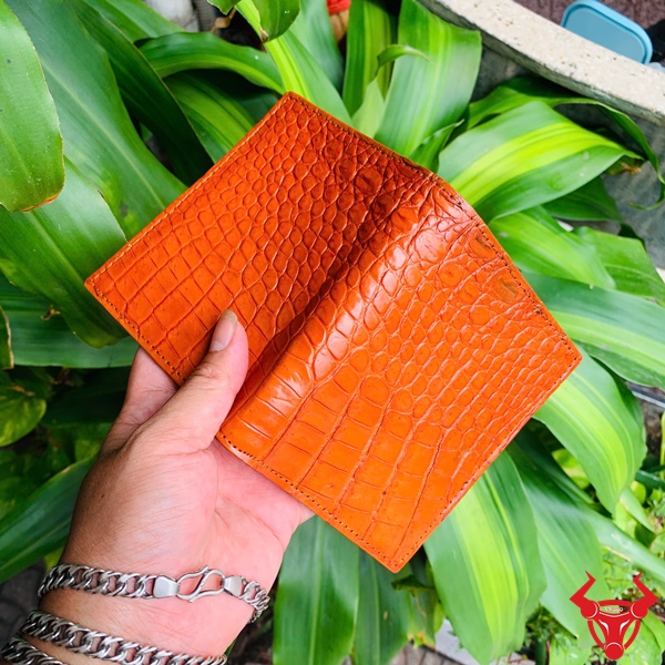 Ví Cá Sấu VJA8 - Nổi Bật Và Phong Cách Ví da cá sấu VJA8, màu đỏ, mang lại vẻ đẹp nổi bật và đầy cuốn hút cho người sử dụng.