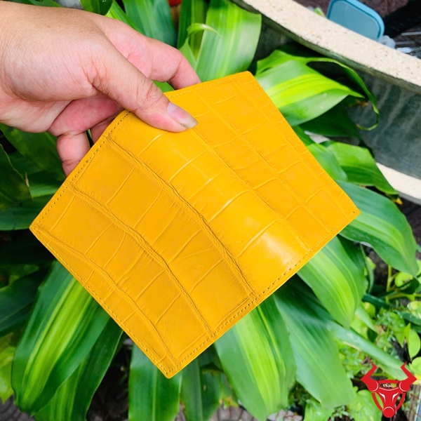 Ví Cá Sấu VJA8 - Phụ Kiện Cao Cấp Ví da cá sấu VJA8, màu vàng, thanh lịch và bền đẹp.
