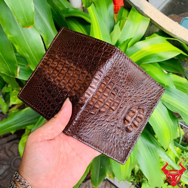 Ví Cá Sấu VJA7 - Cao Cấp Cho Phái Mạnh Ví cá sấu VJA7, màu nâu đất, là món đồ không thể thiếu cho những ai yêu thích sự đẳng cấp và phong thủy.